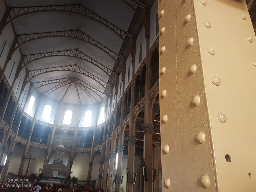 Wnętrze żelaznego Kościoła Świętego Piotra i Pawła w Pointe-à-Pitre - Sunday in Wonderland