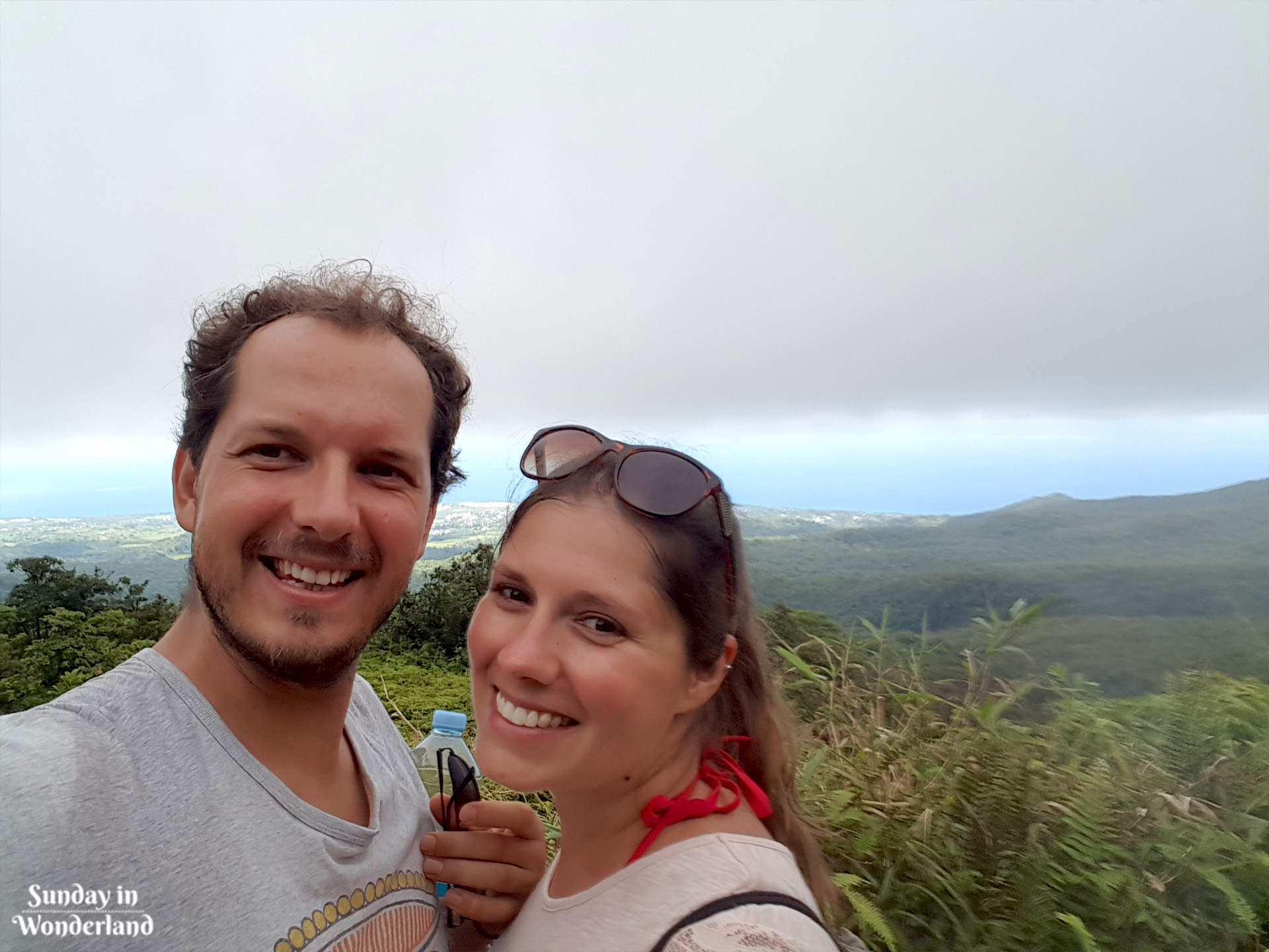 Happy couple on La Citerne - Guadeloupe - Sunday in Wonderland Blog