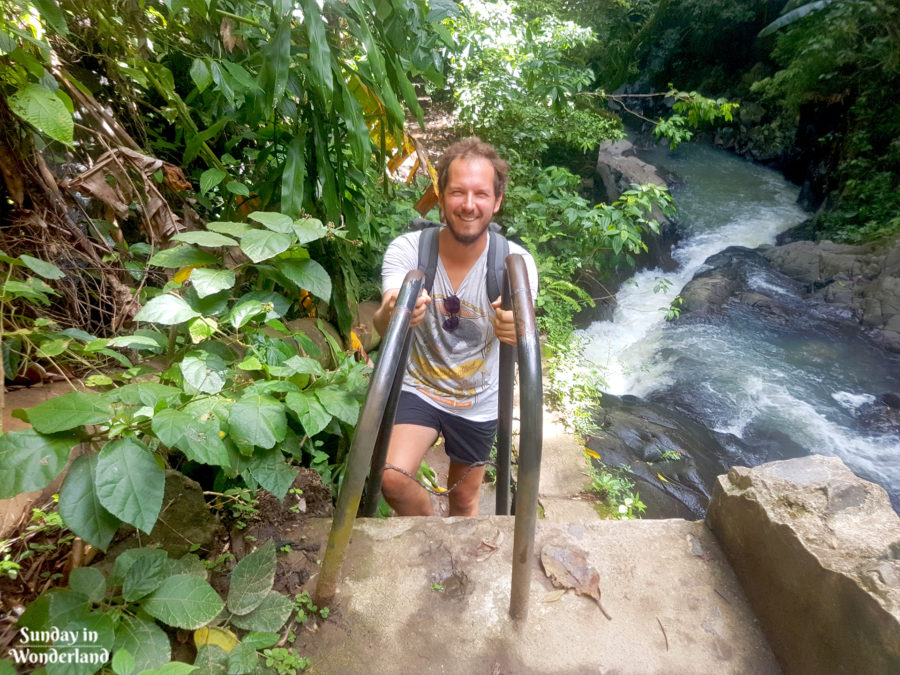 Wspinając się po drabince na drodze do wodospadu - Wodospad Didier - Martynika - Sunday in Wonderland Blog