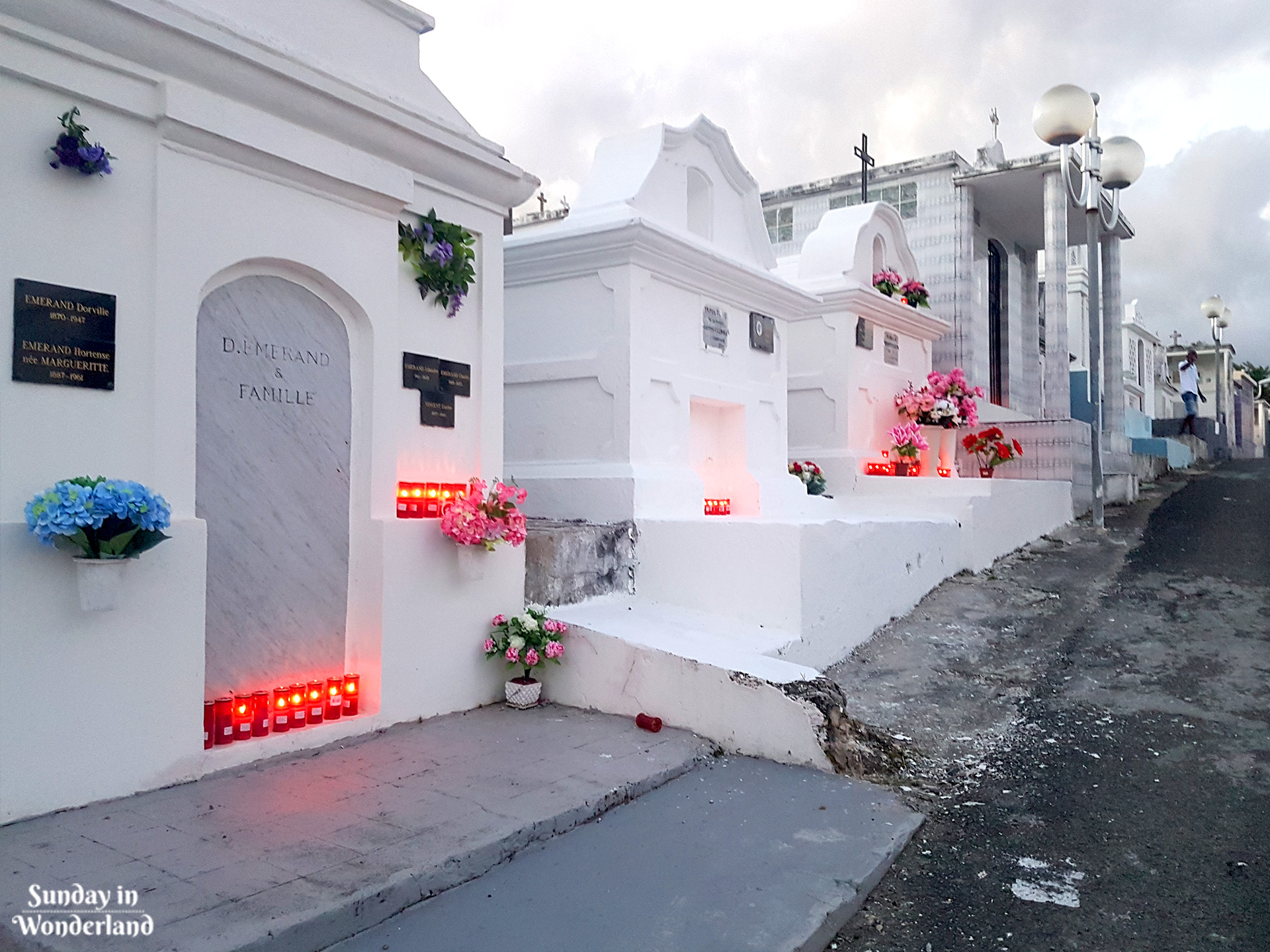 Bielone grobowce w głównej alei na cmentarzu w Sainte-Anne, Gwadelupa - Sunday in Wonderland Blog