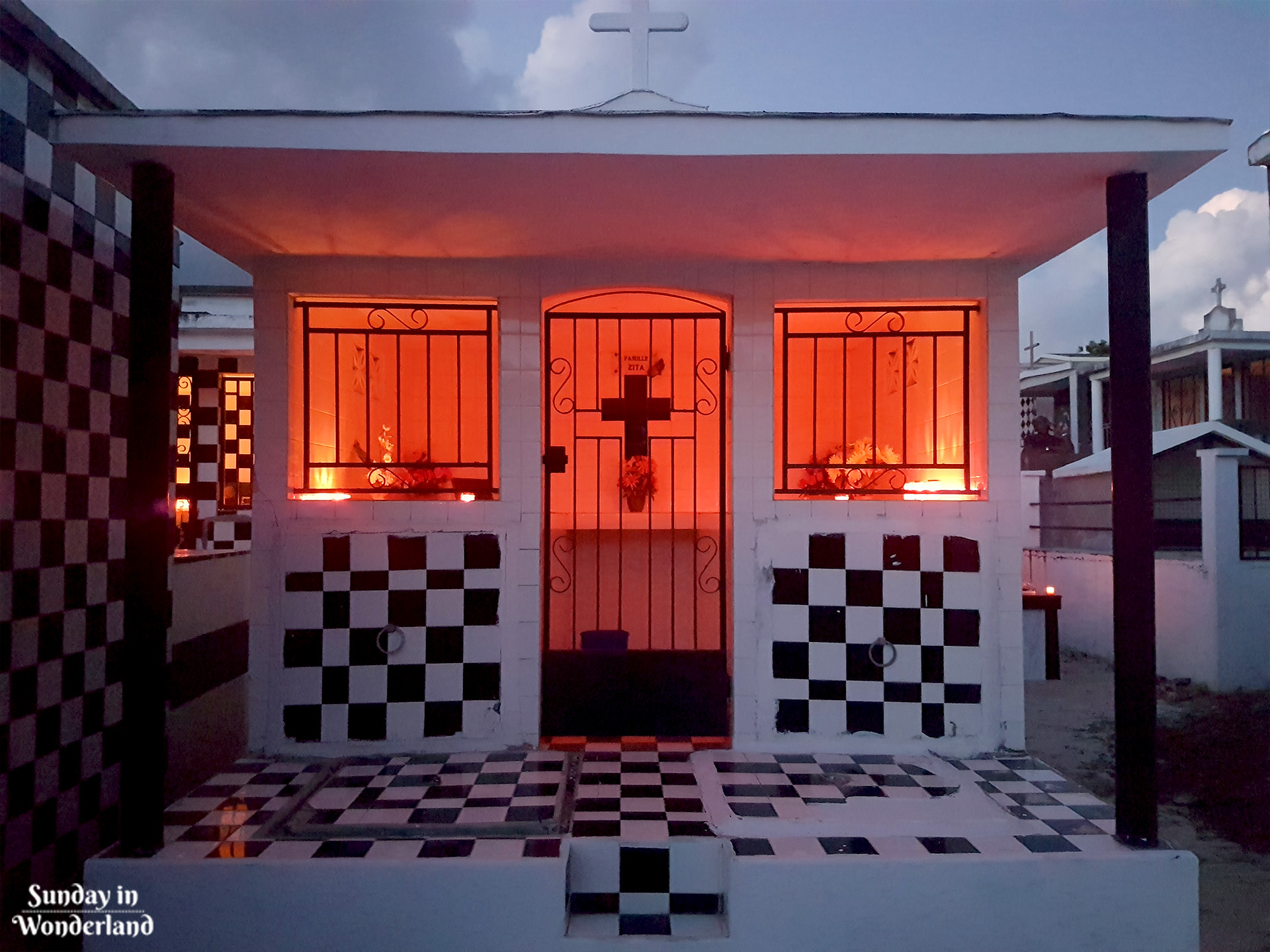 Typowy grobowiec z płytkami na wzór szachownicy na Gwadelupie, na Karaibach - Sunday in Wonderland Blog