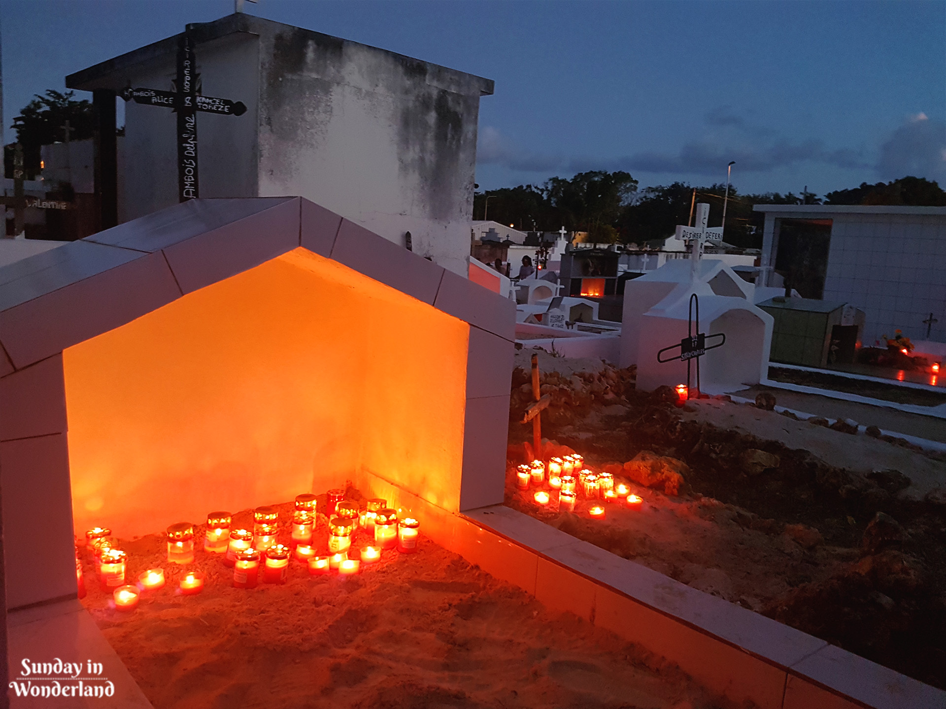 Antylski cmentarz staje się magiczny po zmroku - Sainte-Anne, Gwadelupa, Karaiby - Sunday in Wonderland Blog