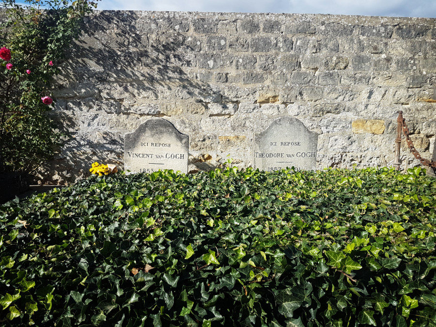 The tomb of Vincent Van Gogh and his brother Théo covered by ivy