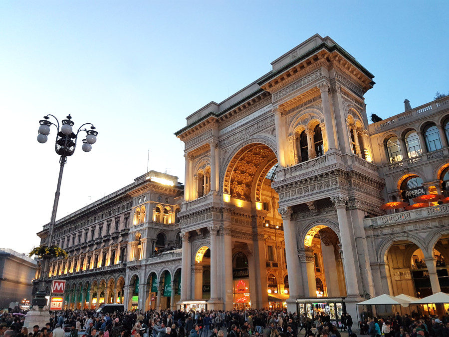 Front wejście do Galleria Vittorio Emanuele II w Mediolanie, Włochy-Milan City Break