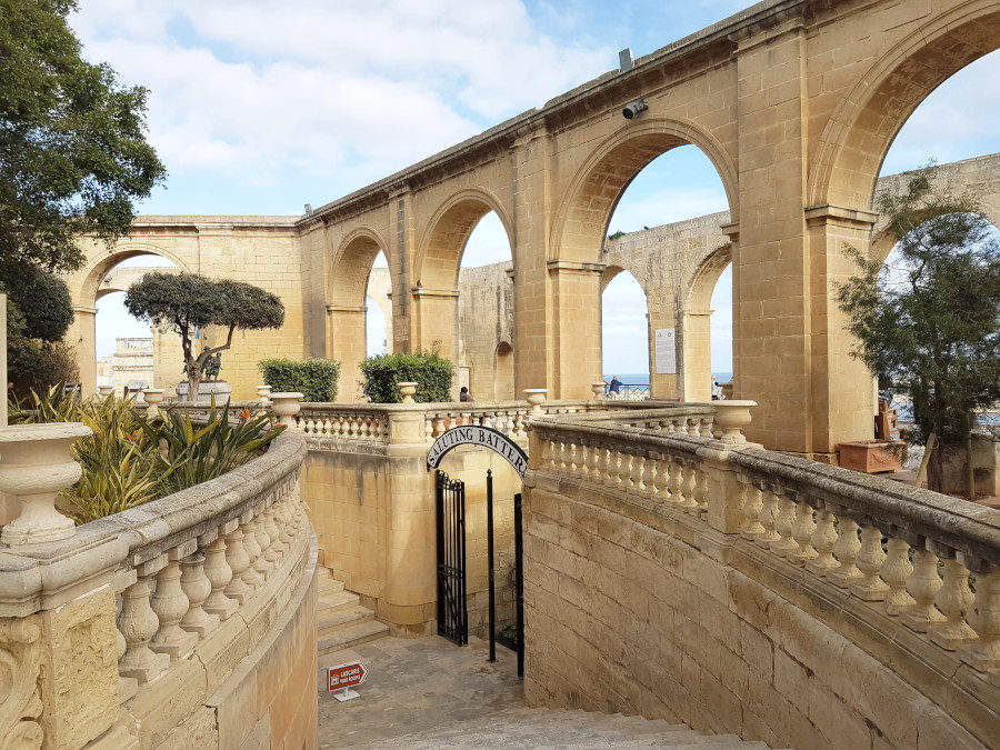 Wejście na salwę armatnią w Górnych Ogrodach Barrakka w Valletcie, na Malcie