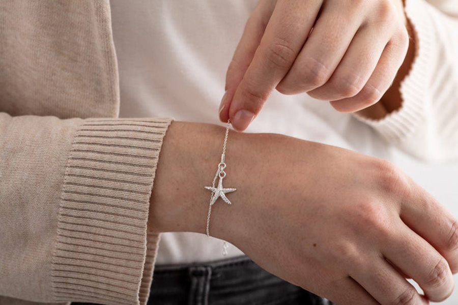 Starfish bracelet as a gift for beach lovers