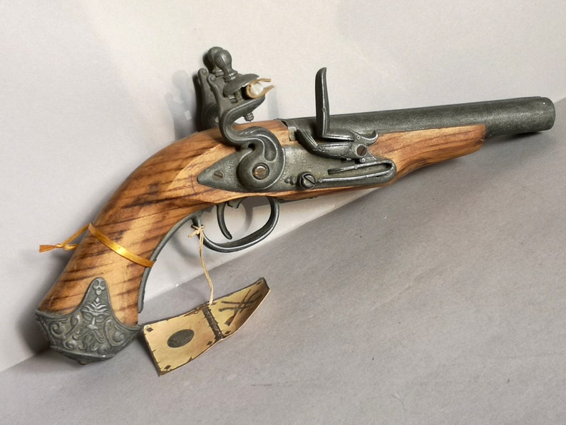 Gun replica - gift ideas for history lovers