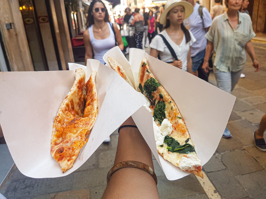 What to eat in Venice: pizza slices