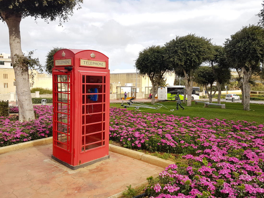 Red telephone cabin in Malta - how to spend a week in Malta?